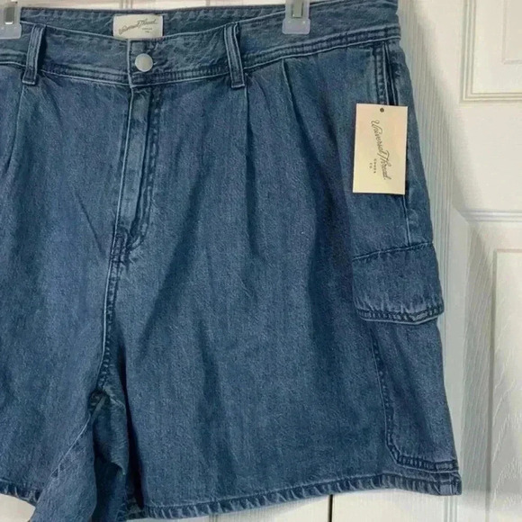 Universal Thread Women's High-Rise Denim Cargo Shorts - Medium Wash - Size 22 - Picture 6 of 12